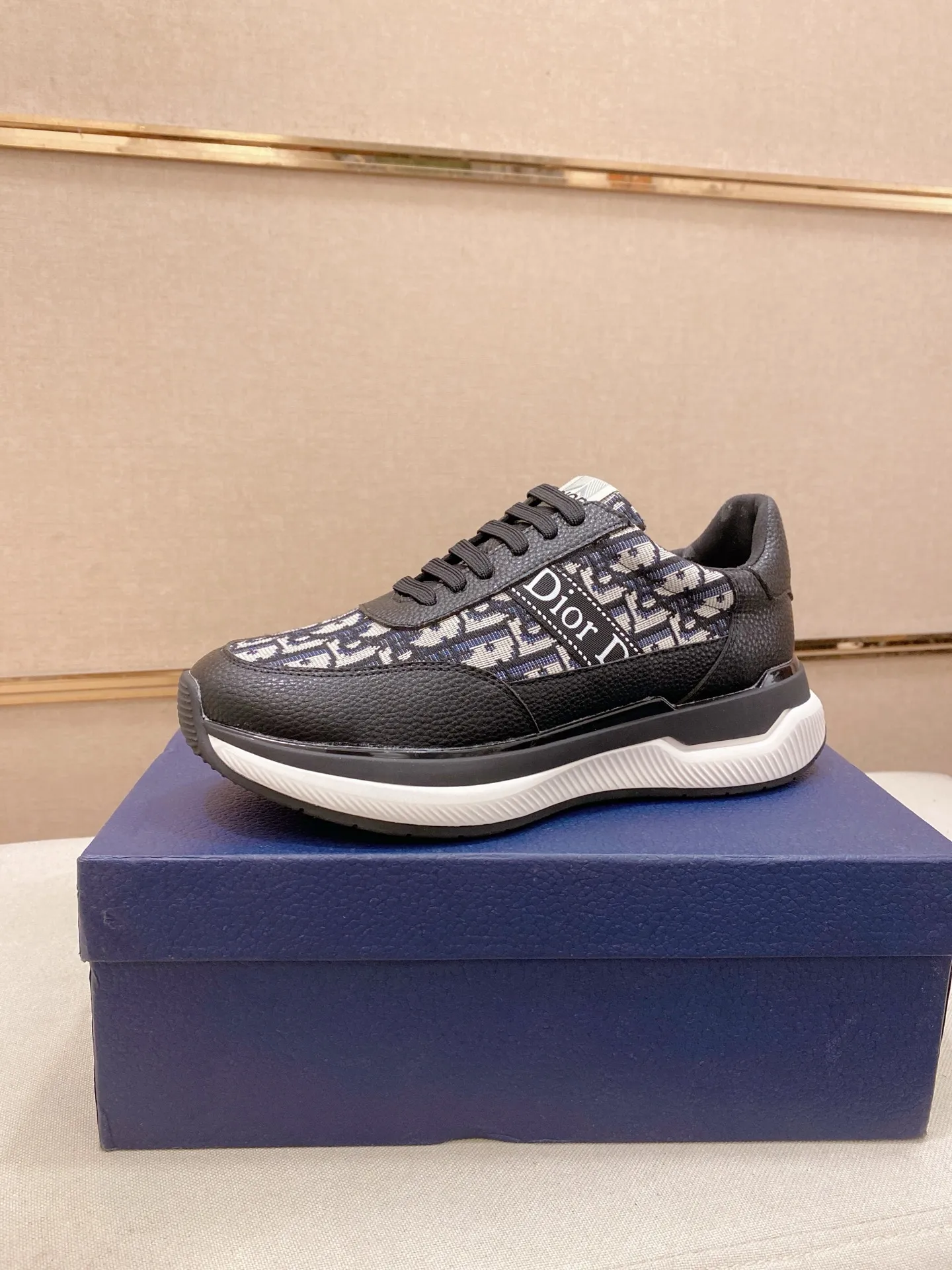 Men's shoes💰 462💰🇮🇹🇮🇹Dior d The new model is on sale at the same time at the counter. The upper 🇮🇹 is imported Italian first-layer cowhide, and the lining is fully imported sheepskin 💪💪. It is a complete 1⃣️ to 1⃣️ replica 🇮🇹💪💪, ⚠ Sole: The original sole is specially provided by the original factory. The exclusive movable molded sole is super comfortable. ⚠Original factory single goods, 🔍🔍high quality, you can enter and leave the counter at will, welcome to compare⚠. Code number:38-44